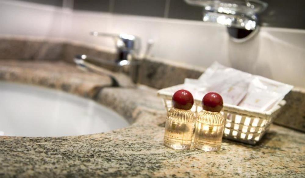 B&B Hotel Cuneo Cristal Bagian luar foto
